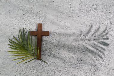 Palm Sunday arka planı. Gri arkaplanda çapraz ve avuç içi.
