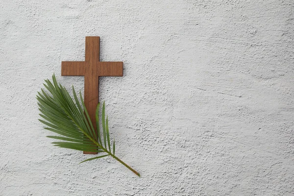 Domenica delle Palme sfondo. Croce e palmo su sfondo grigio. — Foto Stock