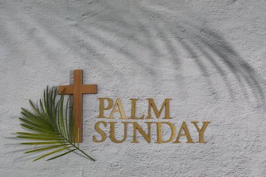 Palm Sunday arka planı. Gri arkaplanda çapraz ve avuç içi.