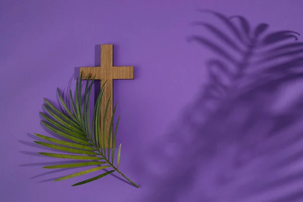 Palmsonntag Hintergrund. Kreuz und Handfläche auf violettem Hintergrund. — Stockfoto