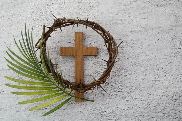 Palmzondag achtergrond. Kruis en palm op grijze achtergrond. — Stockfoto