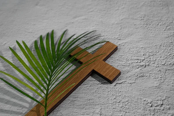 Palmsonntag Hintergrund. Kreuz und Handfläche auf grauem Hintergrund. — Stockfoto