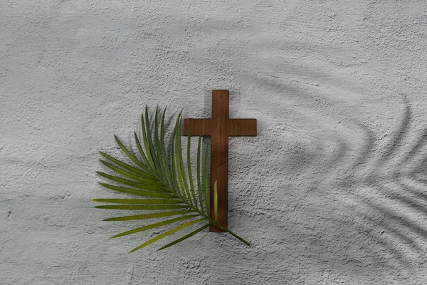 Domingo de Ramos fundo. Cruz e palma sobre fundo cinza. — Fotografia de Stock