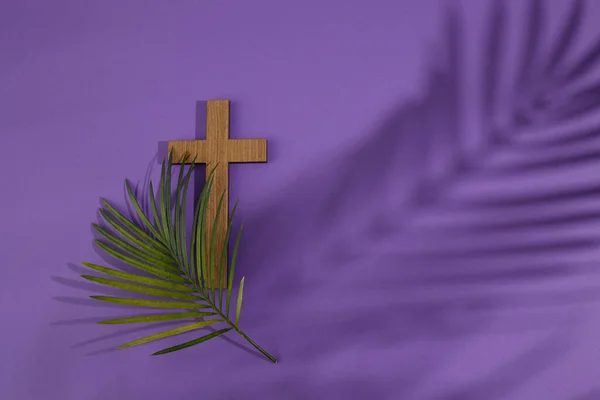 パームサンデーの背景。紫色の背景に十字と掌. — ストック写真