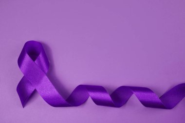 Mor bir gün. Dünya sara günü. Mor arkaplanda mor kurdele