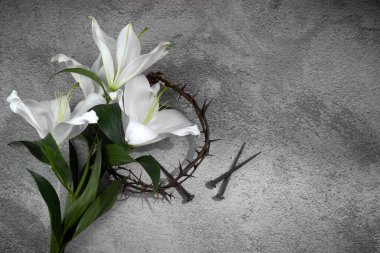 İyi Cuma, İsa 'nın Tutkusu. Dikenli taç, tırnaklar ve beyaz zambak. Hıristiyan Paskalya tatili.