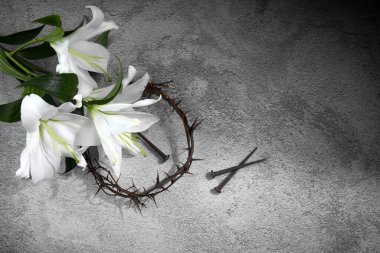 İyi Cuma, İsa 'nın Tutkusu. Dikenli taç, tırnaklar ve beyaz zambak. Hıristiyan Paskalya tatili.