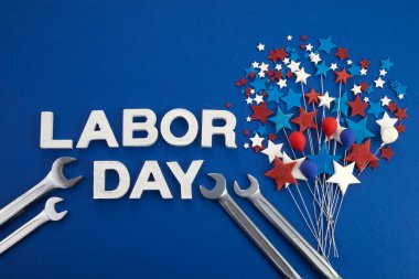 İşçi Bayramı bayrağınız kutlu olsun. Mavi arkaplanda kırmızı, beyaz, mavi renkli yıldızlar ve balonlar.