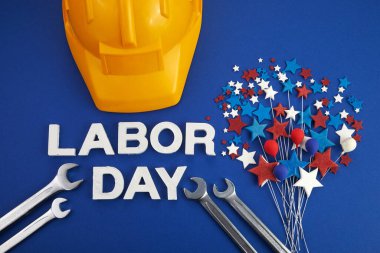 İşçi Bayramı bayrağınız kutlu olsun. Mavi arkaplanda kırmızı, beyaz, mavi renkli yıldızlar ve balonlar.