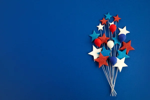 İşçi Bayramı bayrağınız kutlu olsun. Mavi arkaplanda kırmızı, beyaz, mavi renkli yıldızlar ve balonlar. — Stok fotoğraf