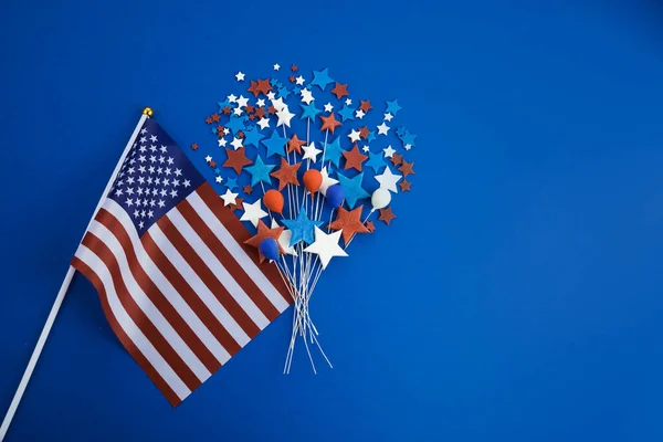 Bonne bannière de la fête du travail. Étoiles et ballons rouges, blancs et bleus avec drapeau sur fond bleu. — Photo