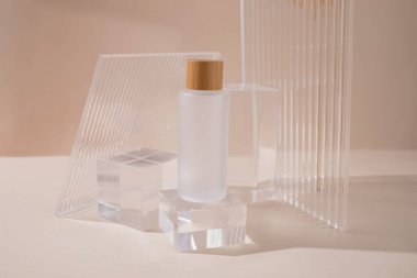 Markalaşma ve ürün sunumu için minimum arkaplan. Kozmetik şişe ve bej panel arka planı.