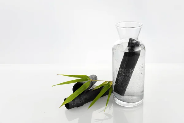 Naturligt Bambu träkol vattenfilter. Deodorisering, luftfiltrering och renare vattenkoncept. — Stockfoto