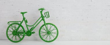 Dünya bisiklet günü konsepti. Beyaz tuğla duvarda yeşil bisiklet. 3 Haziran.