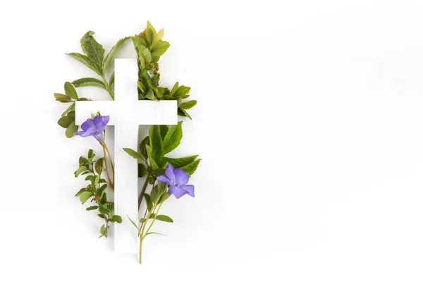 Das christliche Kreuz aus grünen Blättern. Taufe, Ostern, kirchliche Feiertage Hintergrund — Stockfoto