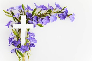 Güzel mavi menekşe çiçeğinin Hıristiyanlık haçı. Vaftiz, Paskalya, kilise tatili geçmişi