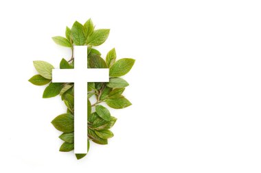 Yeşil yaprakların Hıristiyanlık haçı. Vaftiz, Paskalya, kilise tatili geçmişi