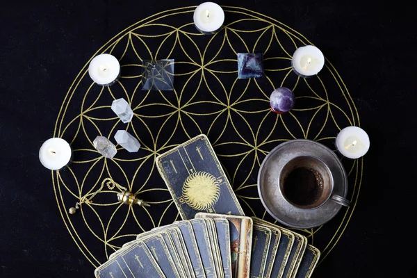 Fortune Telling Table met tarotkaarten en esoterische objecten. — Stockfoto