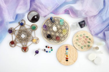 Meditasyon, reiki ve ruhani iyileşme geçmişi. İyileştirme kristalleri ızgarası.