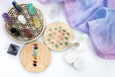 Meditasyon, reiki ve ruhani iyileşme geçmişi. İyileştirme kristalleri ızgarası.