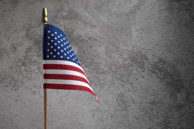 Anma Günü için Amerikan Bayrağı, 4 Temmuz veya Koyu Beton Arkaplanda İşçi Bayramı