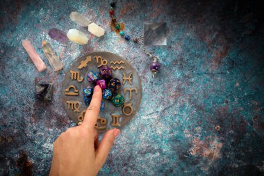 Falcı elleri ve kırsal alanda şifalı kristalleri olan burç sembolü.