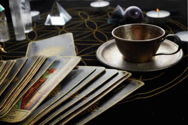 Mesa de adivinación con cartas del tarot y objetos esotéricos. — Foto de Stock