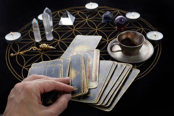 Tarot kartları ve esrarengiz nesnelerle Falcı Masası. Falcı tarottan olduğunu tahmin ediyor. — Stok fotoğraf