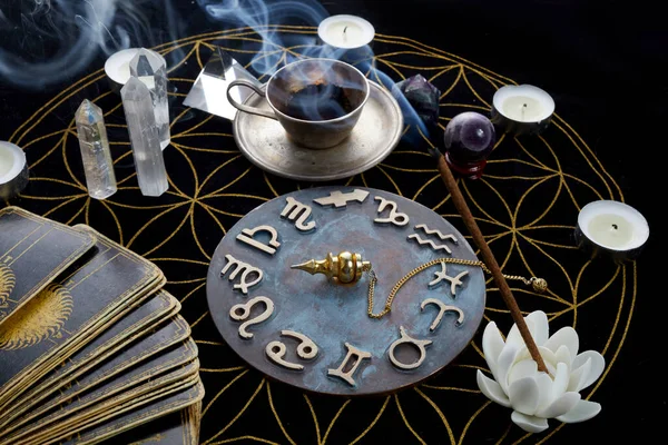 Mesa de adivinación con cartas del tarot y objetos esotéricos —  Fotos de Stock