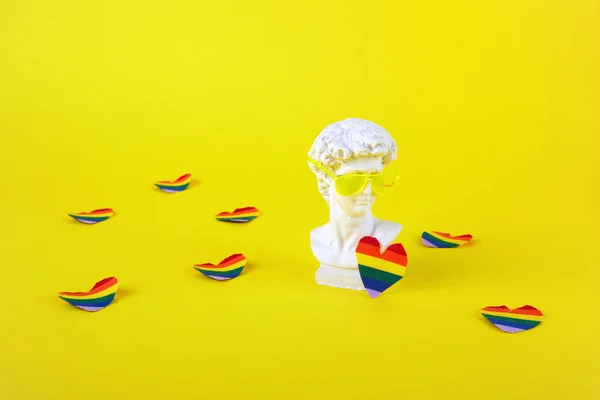 Het concept van het Prade lgbt trots festival. David sculpturaal hoofd met zonnebril en een regenbooghart — Stockfoto