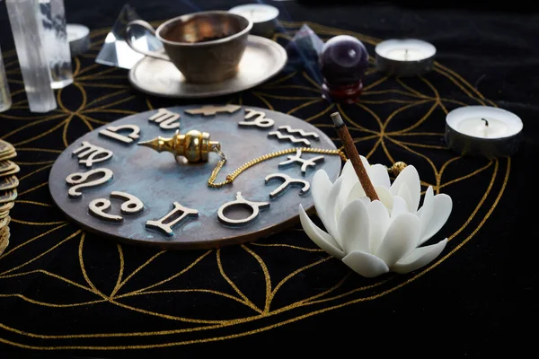 Fortune Telling Table met tarotkaarten en esoterische objecten — Stockfoto