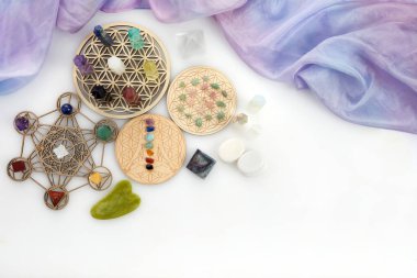 Meditasyon, reiki ve ruhani iyileşme geçmişi. İyileştirme kristalleri ızgarası.