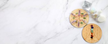 Meditasyon, reiki ve ruhani iyileşme geçmişi. İyileştirme kristalleri ızgarası.