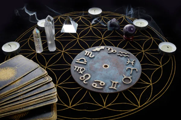 Fortune Telling Table med tarotkort och esoteriska föremål — Stockfoto