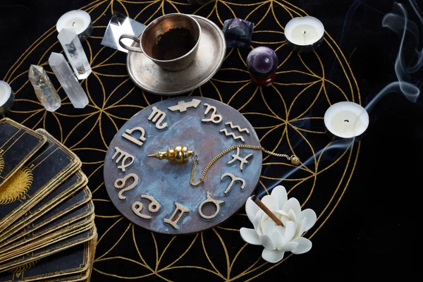 Fortune Telling Table met tarotkaarten en esoterische objecten — Stockfoto