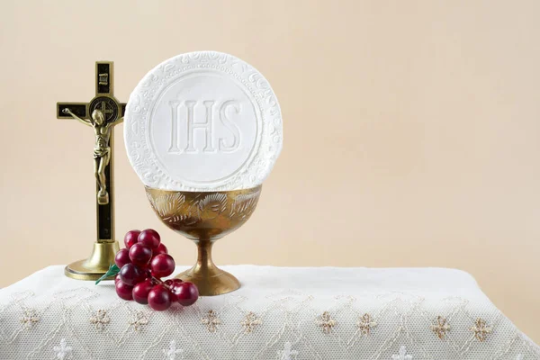 The Feast of Corpus Christi Concept. Holy communion and cup of glass with red wine on table. — Stock Photo, Image