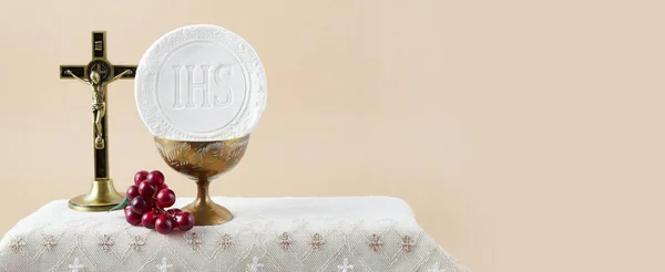 The Feast of Corpus Christi Concept. Holy communion and cup of glass with red wine on table. — Stock Photo, Image