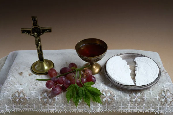La fête du Corpus Christi Concept. Sainte communion et coupe de verre avec vin rouge sur la table. — Photo