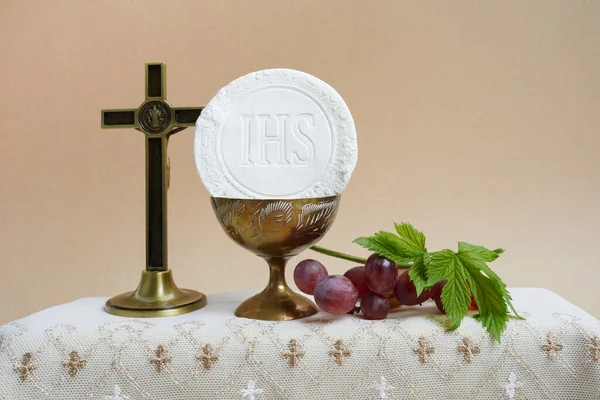 基督圣体节的概念。神圣的圣餐和桌上放着红酒的杯子. — 图库照片