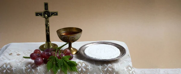 La fête du Corpus Christi Concept. Sainte communion et coupe de verre avec vin rouge sur la table. — Photo