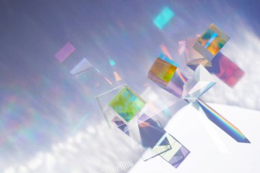 Cam geometrik figürlere sahip soyut arkaplan spektrum renkleri ve karmaşık yansıması olan prizmalar.