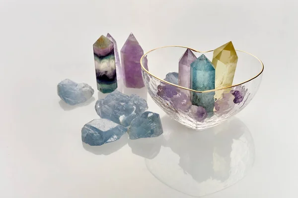 Kristaller stenar. Helande ädelstenar mineraler för avkoppling och meditation, andlig praktik. Esoterisk, reiki, modern magi, livsbalans koncept. — Stockfoto