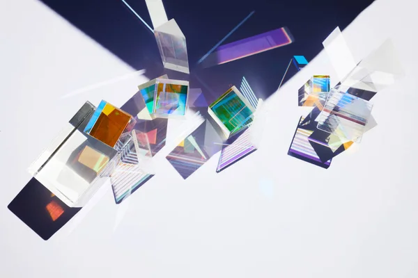 Abstracte achtergrond met glazen geometrische figuren prisma 's met lichtdiffractie van spectrumkleuren en complexe reflectie. — Stockfoto