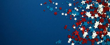 4 Temmuz 'da Amerika' nın Bağımsızlık Günü 'nün yıldızları mavi arka planda. Düz yatış, üst görünüm.