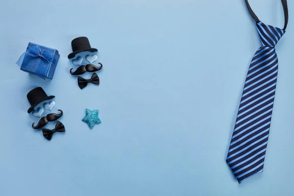 Плакат Дня отца или баннер с галстуком и украшениями на синем фоне. Поздравление с Днем отца. Плоский узор. — стоковое фото