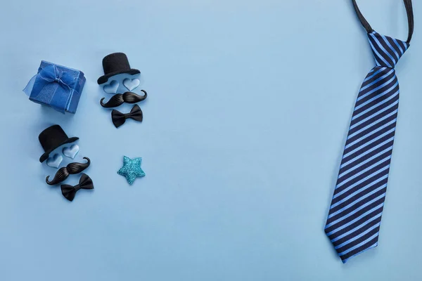 Cartel o pancarta del Día de los Padres con corbata y decoraciones sobre fondo azul. Saludos para el Día del Padre. Estilo de laico plano. —  Fotos de Stock