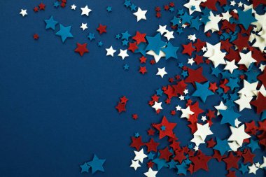4 Temmuz 'da Amerika' nın Bağımsızlık Günü 'nün yıldızları mavi arka planda. Düz yatış, üst görünüm.