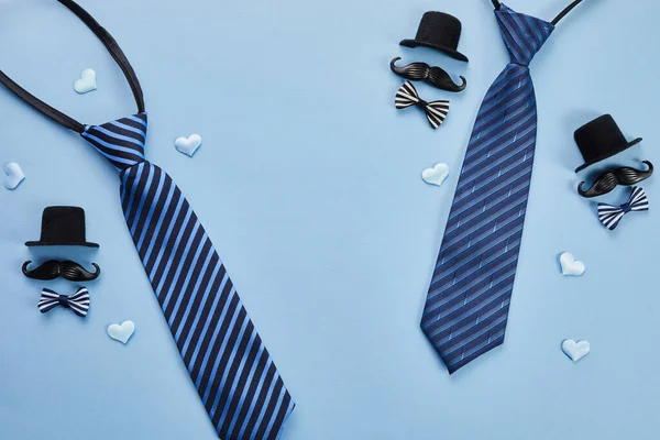 Fathers Day poster or banner with necktie and decorations on blue background. Greetings for Fathers Day. Flat lay styling. — Stock Photo, Image