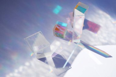 Cam geometrik figürlere sahip soyut arkaplan ışık kırınım spektrum renkleri ve kompleks yansıması olan prizmalar. Gerçek fotoğraf.
