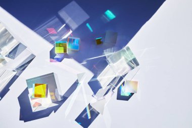 Cam geometrik figürlere sahip soyut arkaplan ışık kırınım spektrum renkleri ve kompleks yansıması olan prizmalar. Gerçek fotoğraf.